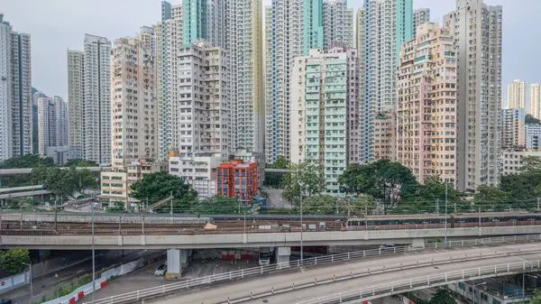 Yükseltilmiş Tren Rayları, Hong Kong 'un Hareketli Şehir Manzarası