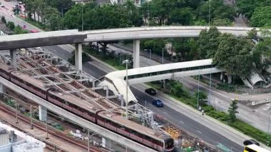 Kowloon Körfezi İstasyonu Şehir Manzaralı MTR Platformu 'nu 6 Temmuz 2025 