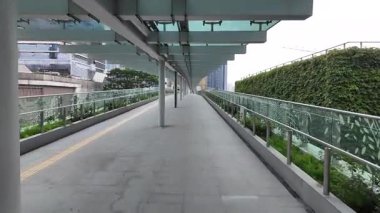 Kowloon Körfezi 'ndeki yaya köprüsü. 6 Temmuz 2025.