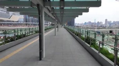 Kowloon Körfezi 'ndeki yaya köprüsü. 6 Temmuz 2025.