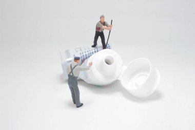 Yaratıcı kavramsal görüntü küçük bir işçi heykelciği tasvir ediyor.