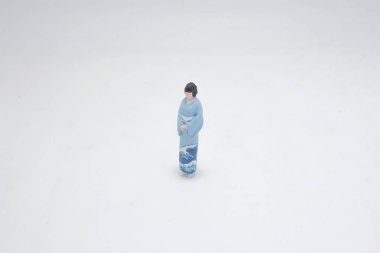 Geleneksel giysili bir kadının detaylı minyatür figürü.