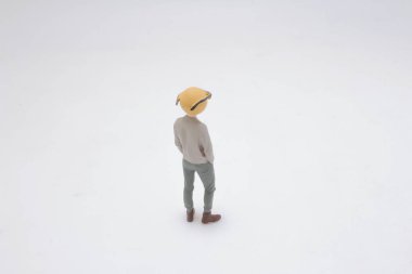 Keyifli bir Emoji Başlığı Giyen Şekil Değiştirilmiş Bir Şekil