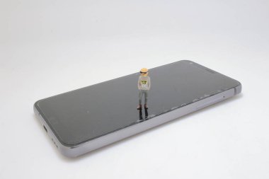 Smartphone Vurgulama Teknolojisi Perspektifinde Duran Minyatür bir figür