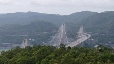 Yeni Bölgeleri ve Kowloon 'u birbirine bağlayan kablo destekli köprü, 13 Temmuz 2025