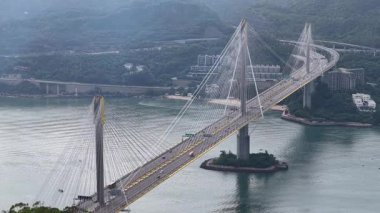 Yeni Bölgeleri ve Kowloon 'u birbirine bağlayan kablo destekli köprü, 13 Temmuz 2025