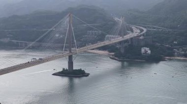 Yeni Bölgeleri ve Kowloon 'u birbirine bağlayan kablo destekli köprü, 13 Temmuz 2025