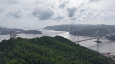 Yeni Bölgeleri ve Kowloon 'u birbirine bağlayan kablo destekli köprü, 13 Temmuz 2025