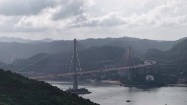 Yeni Bölgeleri ve Kowloon 'u birbirine bağlayan kablo destekli köprü, 13 Temmuz 2025