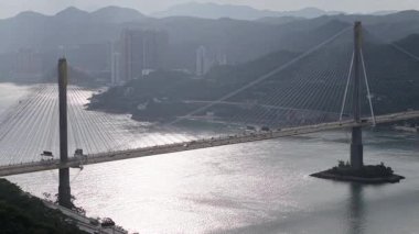 Yeni Bölgeleri ve Kowloon 'u birbirine bağlayan kablo destekli köprü, 13 Temmuz 2025