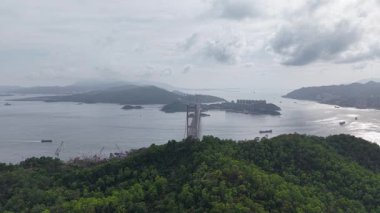 Yeni Bölgeleri ve Kowloon 'u birbirine bağlayan kablo destekli köprü, 13 Temmuz 2025