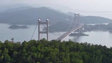 Yeni Bölgeleri ve Kowloon 'u birbirine bağlayan kablo destekli köprü, 13 Temmuz 2025