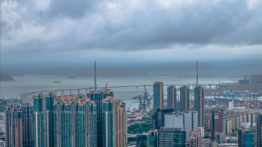 Hareketli bir şehrin ufuk çizgisinin nefes kesici manzarası