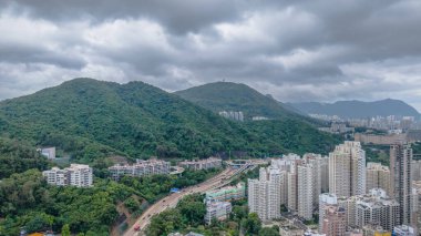 Hong Kong 'da şehir otoyolu ve yamaç manzarası
