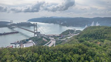 Bereketli yeşil tepeler ve sakin tepelerle çevrili çarpıcı bir asma köprü.