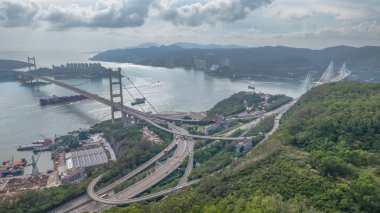 Bereketli yeşil tepeler ve sakin tepelerle çevrili çarpıcı bir asma köprü.