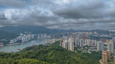 Etrafı manzaralı apartmanlar.