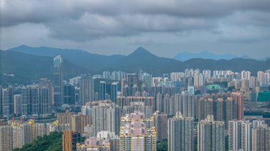 Etrafı manzaralı apartmanlar.