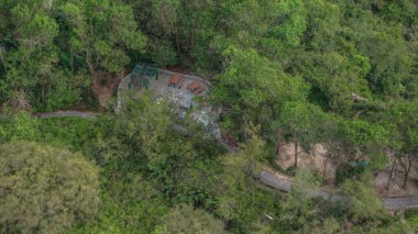 Manzaralı bir hava manzarası yoğun yeşil ormanları yan yana gösteriyor.