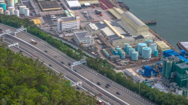 Depolar ve kıyı şeridi boyunca sanayi işyerleri..