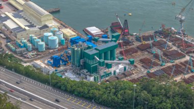 Depolar ve kıyı şeridi boyunca sanayi işyerleri..