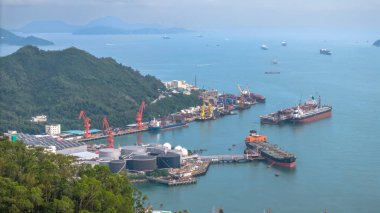 Depolar ve kıyı şeridi boyunca sanayi işyerleri..