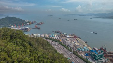 Depolar ve kıyı şeridi boyunca sanayi işyerleri..