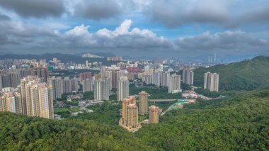 Etrafı manzaralı apartmanlar.