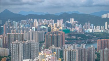 Etrafı manzaralı apartmanlar.