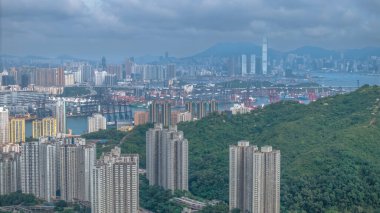 Etrafı manzaralı apartmanlar.