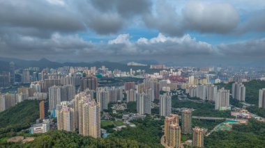 Etrafı manzaralı apartmanlar.