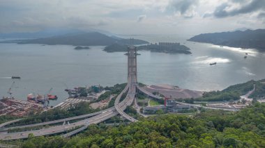 Belirgin bir köprüye sahip bir sahil manzarasının panoramik görüntüsü,