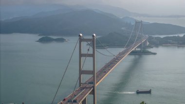 Belirgin bir köprüye sahip bir sahil manzarasının panoramik görüntüsü,