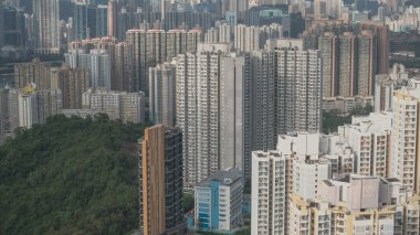 Etrafı manzaralı apartmanlar.