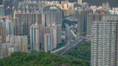 hareketli bir şehir manzarasının panoramik görüntüsü, yüksek katlı konutları gösteriyor
