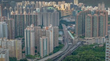 hareketli bir şehir manzarasının panoramik görüntüsü, yüksek katlı konutları gösteriyor