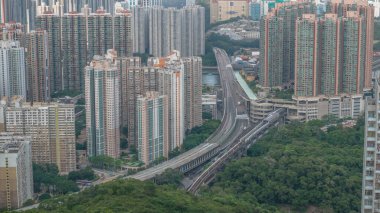 hareketli bir şehir manzarasının panoramik görüntüsü, yüksek katlı konutları gösteriyor