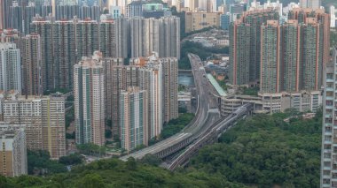 hareketli bir şehir manzarasının panoramik görüntüsü, yüksek katlı konutları gösteriyor