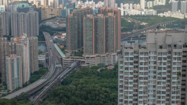hareketli bir şehir manzarasının panoramik görüntüsü, yüksek katlı konutları gösteriyor