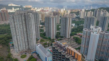 Etrafı manzaralı apartmanlar.