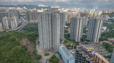 Etrafı manzaralı apartmanlar.