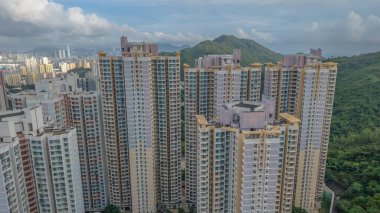 Etrafı manzaralı apartmanlar.