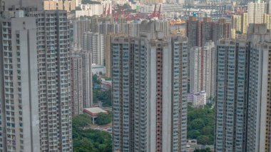 Etrafı manzaralı apartmanlar.