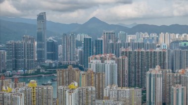 Etrafı manzaralı apartmanlar.