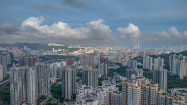 Etrafı manzaralı apartmanlar.