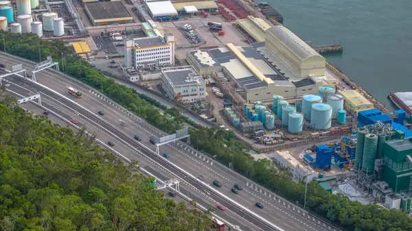 Depolar ve kıyı şeridi boyunca sanayi işyerleri..