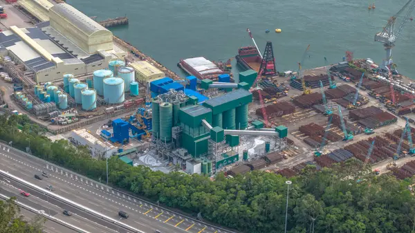 Depolar ve kıyı şeridi boyunca sanayi işyerleri..