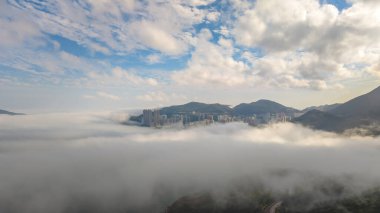 2 Mart 2025, gökyüzü bulutlu yüksek dağların arasına kurulmuş.