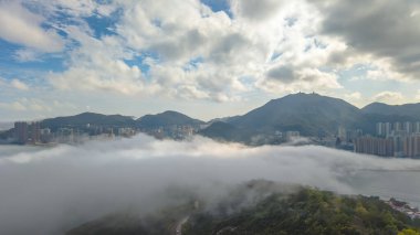 Yoğun sisten yükselen gökdelenlere ev sahipliği yapan 2 Mart 2025,