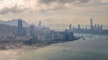 2 Mart 2022 'de binalarla çevrili hareketli şehir limanı perspektifi,